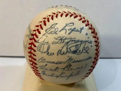 1947-48 NEW YORK YANKEES STADIUM BASEBALL TEAM SIGNED FACSIMILIE JOE DIMAGGIO - Image 1 of 4