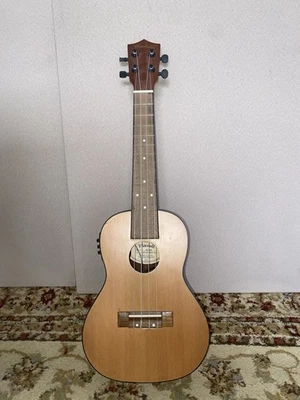 Mitchell Ukele con pastilla y afinador Foto 1 de 3