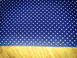 202.Shabby Chic Punkte auf dunkelblauem 100% Baumwollstoff. Preis pro 1/2 Meter - Bild 1 von 2