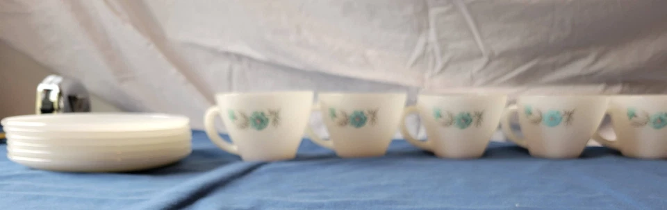 Juego de tazas y platillos de café vintage Fire King con patrón de flores azules Bonnie  Foto 1 de 4