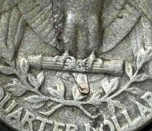 1942 EXTRA TAIL FEATHER LAMINATION ERROR SILVER WASHINGTON QUARTER COIN - Picture 1 of 6