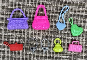 Lotto 9 borse e collane argento vintage Barbie bambola clone plastica - Foto 1 di 19