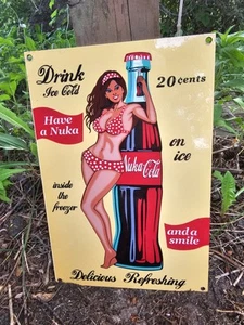 ANTIGUO LETRERO VINTAGE COCA-COLA PINUP GIRLPORCELAIN BEBIDA REFRESCOS GASOLINERA 12"X8" - Imagen 1 de 3