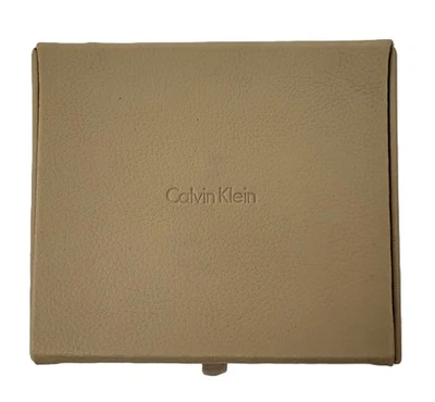 Caja de cosméticos de viaje Calvin Klein bronceada con espejo de maquillaje Foto 1 de 4