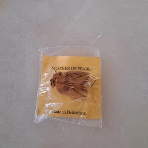 Vintage, ungeöffnet, Perlmutt, Taube & Olivenzweig Anstecknadel, Handarbeit in Bethlehem  - Bild 1 von 3