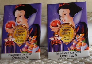 Disney SCHNEEWITTCHEN Menge 2 Promo Button DVD Promo Pinback Studio ausgestellt - Bild 1 von 4
