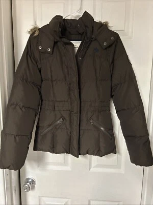 Abrigo difuso con capucha marrón para niñas pequeñas de Abercrombie and Fitch talla extra grande Foto 1 de 2