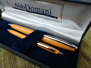 Elegant & Mehrseitig Aldo Domani Orange/Gelb Kugelschreiber Set (2) Stylus & Kugelschreiber - Bild 1 von 9