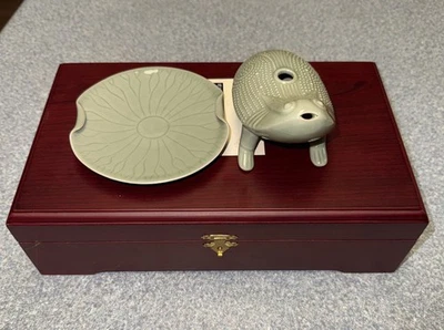 NUEVO - Horno de la dinastía Yue Celadon exquisito Celadonware de rana Cixi en almohadilla Lilly Foto 1 de 4