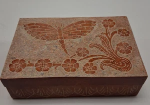 CAJA DE JOYERÍA CON BISAGRAS DE PIEDRA COLORIDA TALLADA LIBÉLULA Y FLORES 4" X 6" X 1,75" - Imagen 1 de 5