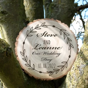 Personalisierter Hochzeit Herz Blattkranz groß graviert Holzstamm Scheibe 30 cm - Bild 1 von 2