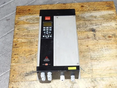 Danfoss 175Z0719 VLT5001PT5C54STR3DLF10A00 Frequenzumrichter 0.75kW  - Image 1 of 3