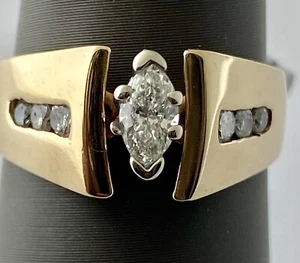 Anillo de compromiso de diamantes marquesa de oro amarillo de 14 quilates - Imagen 1 de 6