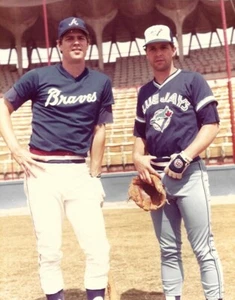 Dale Murphy BRAVES & Garth Iorg UNSIGNED 8 x 10 ORIGINAL SNAPSHOT PHOTO #83 - Imagen 1 de 1
