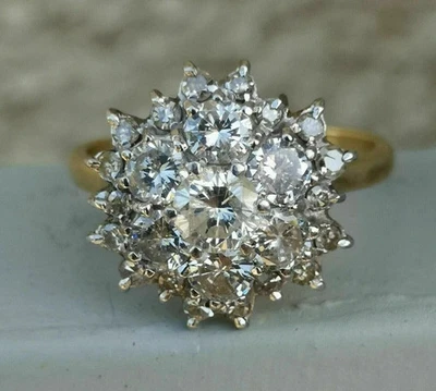 Anillo de compromiso con racimo de diamantes enchapado en oro amarillo de 14 quilates de 2 quilates redondo creado en laboratorio Foto 1 de 4