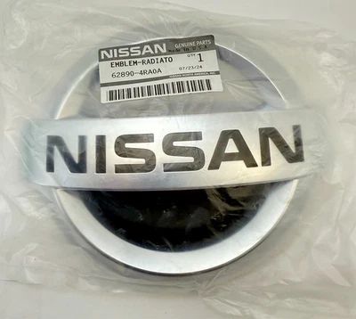 Nuevo emblema de parrilla delantera genuino Nissan Máxima OEM 62890-4RA0A 628904RA0A Foto 1 de 2