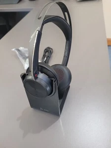 Poly Plantronics Voyager Focus 2 UC ze stojakiem (zestaw słuchawkowy Bluetooth) Focus2 - Zdjęcie 1 z 6