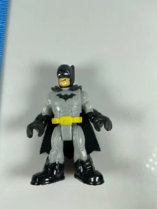 Fisher-Price Imaginext DC Super Friends Batman Hero giocattolo action figure grigio nero - Foto 1 di 3