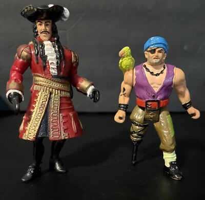 Dos figuras de acción de colección 1991 Peter Pan Movie Hook Capitán Garfio y PegLeg Pirate Foto 1 de 4