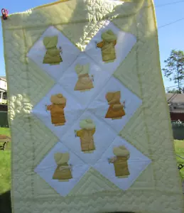 Edredón bebé vintage hecho a mano gorro y granjeros cuadrados amarillo blanco 36 W 45,5 L - Imagen 1 de 7