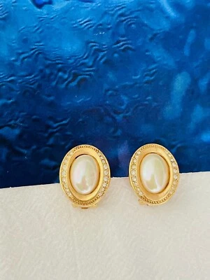 Christian Dior Vintage 1980 Blanco Aurora Ovalado Perla Cristales Clip Pendientes, Dorado Foto 1 de 4