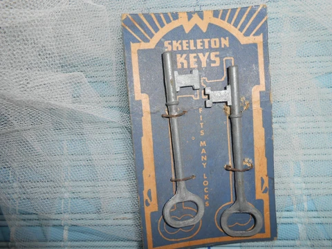 ANTIQUE SKELETON KEYS on store card-unused Cover