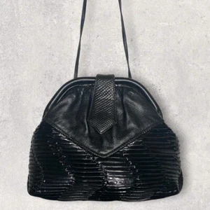Vintage 80er Venetto kleine schwarze Lack Umhängetasche mit Scharnierverschluss - Bild 1 von 11
