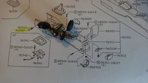Nissan Primera Mittelkonsole Schrauben und Kappen vorne, neues Originalpaar. - Bild 1 von 1