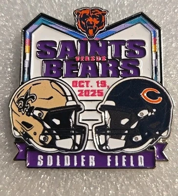 PIN DÍA DEL JUEGO New Orleans Saints Chicago Bears 19/10/25 SIN EMBALAJE SoldierField Foto 1 de 2