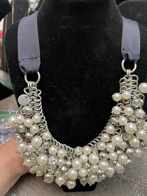 A&F 珍珠簇围兜项链银色水钻丝带声明珠宝首饰 — 第 1/4 张图片