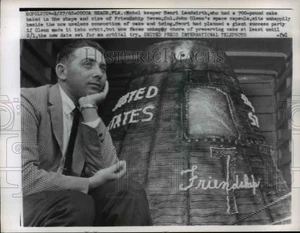 1962 Pressefoto Cocoa Beach Fla Motel Keeper Henri Landwirth & Cake - Bild 1 von 2