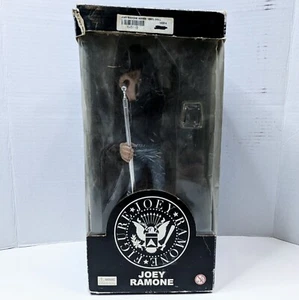 Figurina Joey Ramone 2003 scultura supporto microfono occhiali da sole punk rock hey ho lets go - Foto 1 di 24