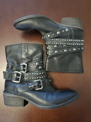 Russell&Bromley Reino Unido Cuero Hebilla Tachuelas Botín $450 Venta al por menor Talla 6.5 ¡Precioso! Foto 1 de 4