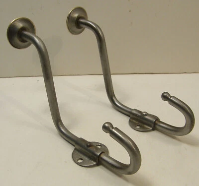 PAR DE GANCHOS DE ABRIGO DE MONTAJE EN PARED DE ACERO Y LATÓN DE DISEÑO INDUSTRIAL VINTAGE Foto 1 de 4