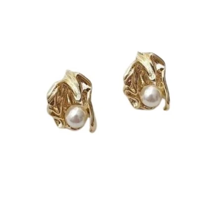 Aretes mate de perlas estilo vintage de cobre enchapados en oro de 14k Foto 1 de 3