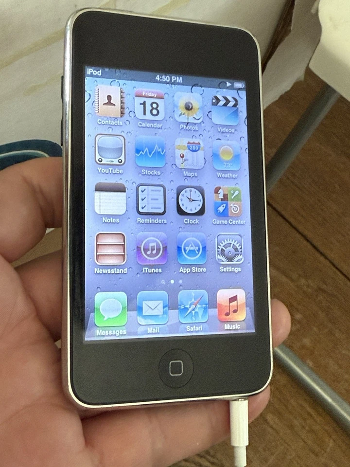 Apple iPod Touch 3th Generation 32GB Black (MC008LL) – Works Great - Image 1 of 4