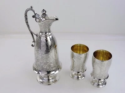 Fabulosa jarra Claret grabada 30cm PLATA VINO EWER con 2 VASOS, Londres 1879 Foto 1 de 4
