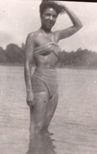50er Jahre junge Frau im zweiteiligen Badeanzug - dunkle Haut - Vintage Foto Original - Bild 1 von 3