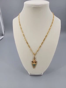 Colgante con cabeza de flecha tono dorado nativo americano con vidrio de turquesa y collar de 18" - Imagen 1 de 4