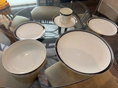 Juegos de vajilla Mikasa China. Colección Solitude. Blanco con llantas plateadas.  Foto 1 de 4