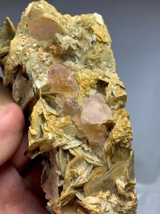 905 Carat Beautiful Pink Fluorite Crystal With Mica From Pakistan - Picture 1 of 5