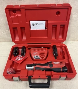 MILWAUKEE 2473-22 Kit pressa senza fili M12™ REDLITHIUM™ Compact Inline 1/2-1" - Foto 1 di 5