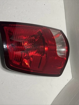 Dodge Ram 1500 2500 3500 LH 2009-2017 lámpara de luz trasera lateral del conductor nueva OEM Foto 1 de 4