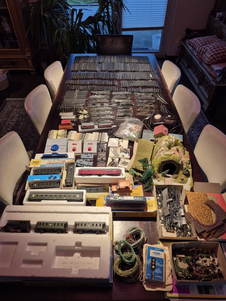 H0 Konvolut Piko Modelleisenbahn Schienen/Deko/Waggons - Bild 1 von 4