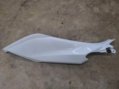 Panel de cubierta de carenado trasero izquierdo blanco genuino OEM 2018-2023 Kawasaki Ninja 400 Foto 1 de 2