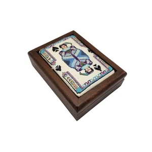 Caja de cartas de madera de colección Sudberry House Queen of Spades Needlepoint 6x4,5" - Imagen 1 de 13
