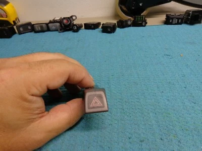 BOTÓN INTERRUPTOR 4 VÍAS PELIGRO VOLVO C30 07 08 09 10 11 12 13 Foto 1 de 2