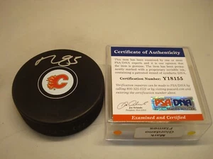 Disco de Hockey Mark Giordano firmado por los Calgary Flames autografiado PSA/ADN Certificado de Autenticidad 1A - Imagen 1 de 3