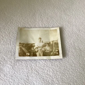 Oldtimer, Schwarz-Weiß Foto Mann mit zwei Kindern vor Auto "60er Jahre" - Bild 1 von 5