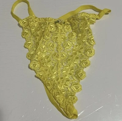 全新带标签 Victoria's Secret 复古 M 黄色花边第二皮肤缎面丁字裤内裤 — 第 1/4 张图片